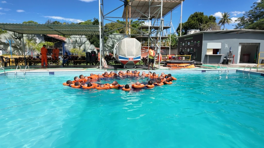 Treinamento Aquático com Simulador T-HUET no Centro de Treinamento da FCO Offshore